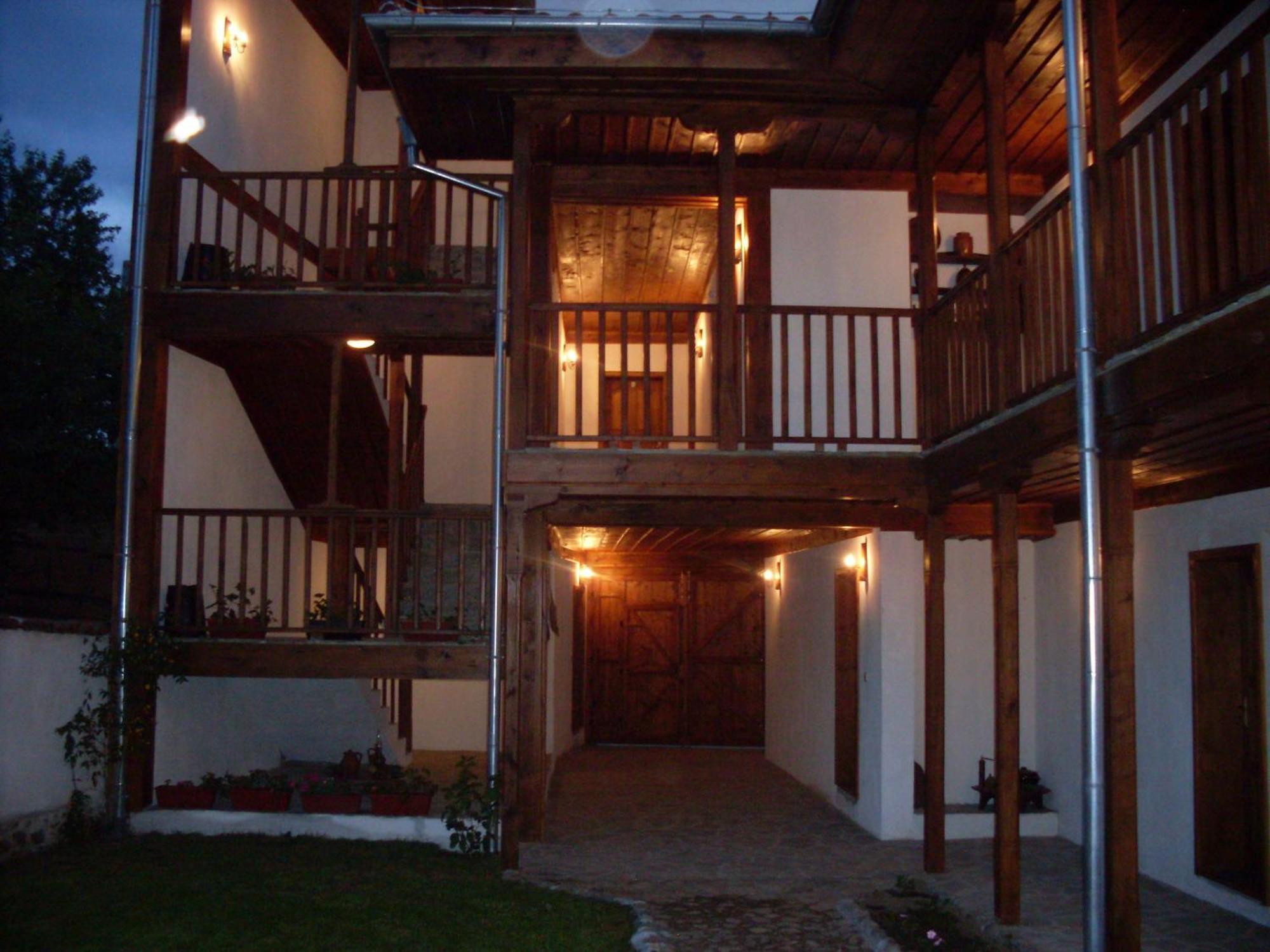 Hotel Tsutsovi House à Kalofer Extérieur photo